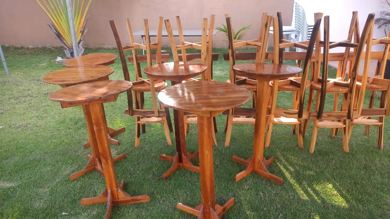 Mesa bistrô com duas banquetas