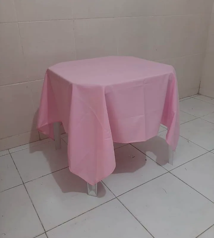 Cobre-mancha laranja em mesa cavalete decorada