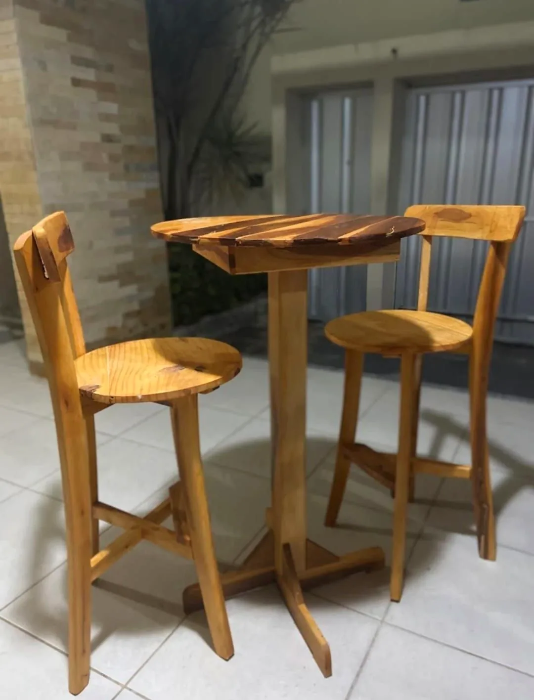 Toalha rosa pink aplicada em mesa quadrada