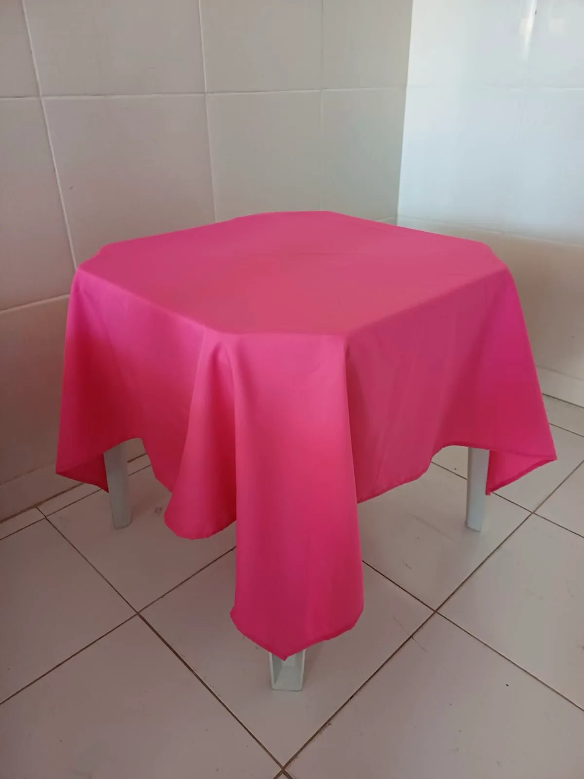 Toalha rosa bebê aplicada em mesa quadrada
